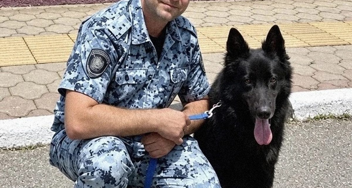 Аякс три года служит в полиции вместе с начальником кинологической службы