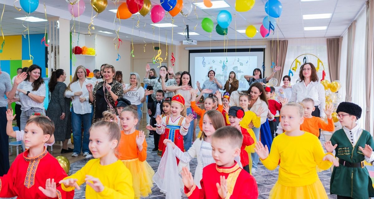 В детсаду №28 в Сочи за 600 тысяч рублей открыли зал с часами из музыкальных инструментов