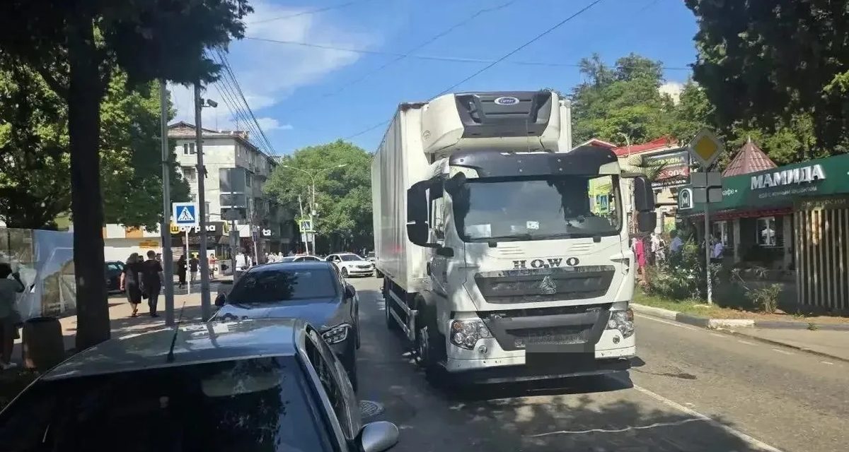 62-летняя женщина погибла на пешеходном переходе в Лазаревском — водитель рефрижератора не уступил дорогу