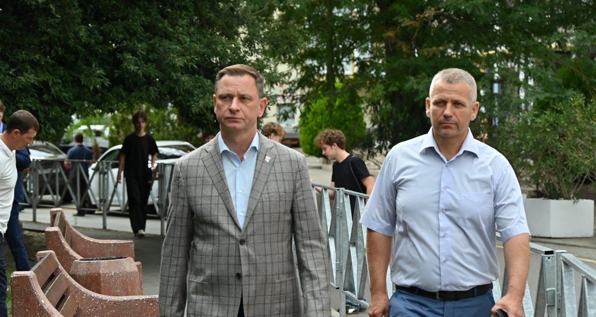 Глава Сочи приехал проверить подвал после сообщения из соцсетей и нашёл внутри темноту без мебели