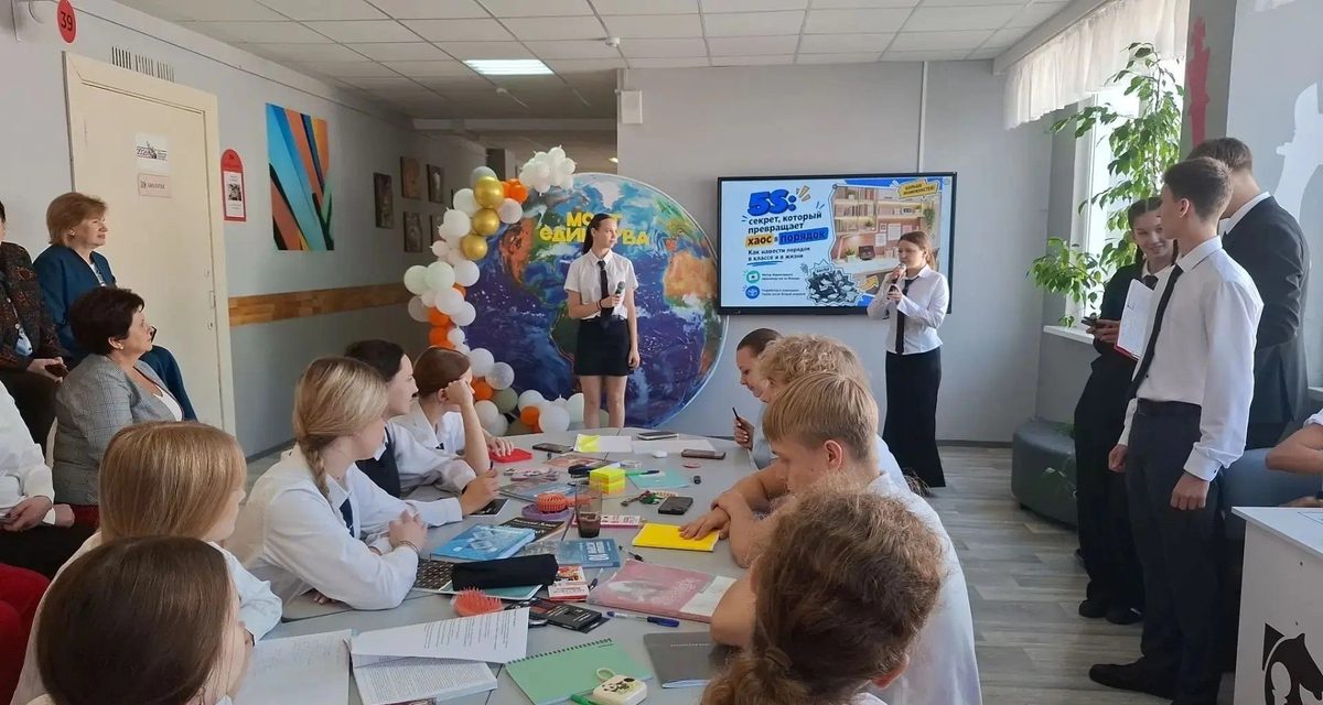 В школе №18 в Сочи открыли арт-пространство с экраном и шахматными столами