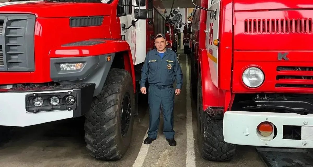 Отец восьмерых детей Виктор Лукьяшко совмещает службу в пожарной части и заботу о семье